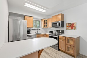 Wasserkocher mit Kaffee-/Teezubehör, Kühlschrank, Mikrowelle, Ofen