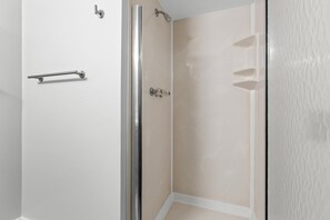 Shower, hair dryer, towels - Golf Course View 1BR Villa -1 dog permitted- amenity access included (Seabrook Island)