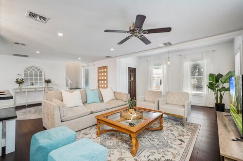 Camargo Casita: Riverwalk access and a perfect Tower of the Americas view.