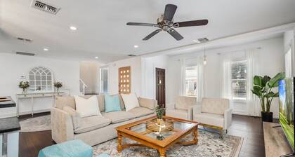 Camargo Casita: Riverwalk access and a perfect Tower of the Americas view.