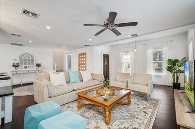 Camargo Casita: Riverwalk access and a perfect Tower of the Americas view.