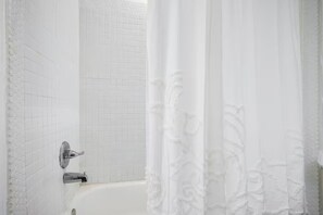 Douche, sèche-cheveux, serviettes fournies, savon