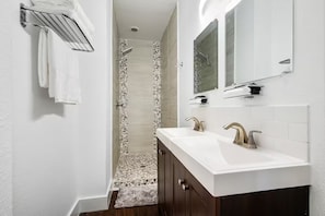 Douche, sèche-cheveux, serviettes fournies, savon