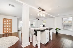 Interior - Camargo Casita: Riverwalk access and a perfect Tower of the Americas view. (San Antonio)
