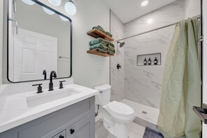Dusche, Haartrockner, Handtücher, Seife