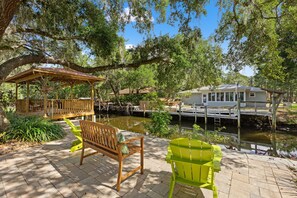 Terrace/patio - Reel Serenity-Waterfront Escape in Old Homosassa-Includes Kayaks/Paddleboards (Homosassa)