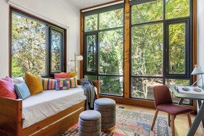 4 habitaciones, tabla de planchar con plancha, wifi y ropa de cama 