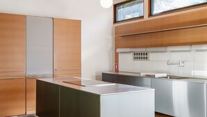 Eine moderne Küche mit Edelstahlgeräten, Holzschränken und einer großen Kochinsel.