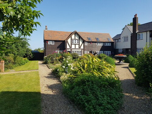 Quaint 3 bed cottage 10 mins walk from station and short drive to Warner studios