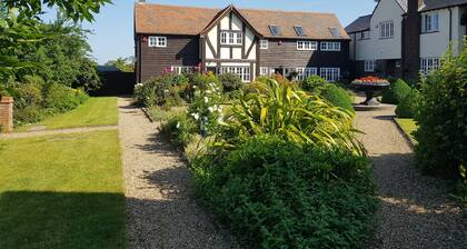 Quaint 3 bed cottage 10 mins walk from station and short drive to Warner studios