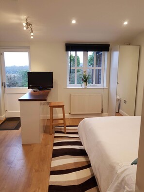 Iron/ironing board, Internet, bed sheets