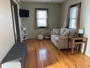 Living area - Cozy and charming 2-bedroom home in Norfolk, next to an outdoor walking track (Norfolk)