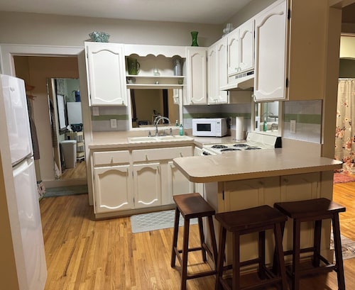 Cozy and charming 2-bedroom home in Norfolk, next to an outdoor walking track