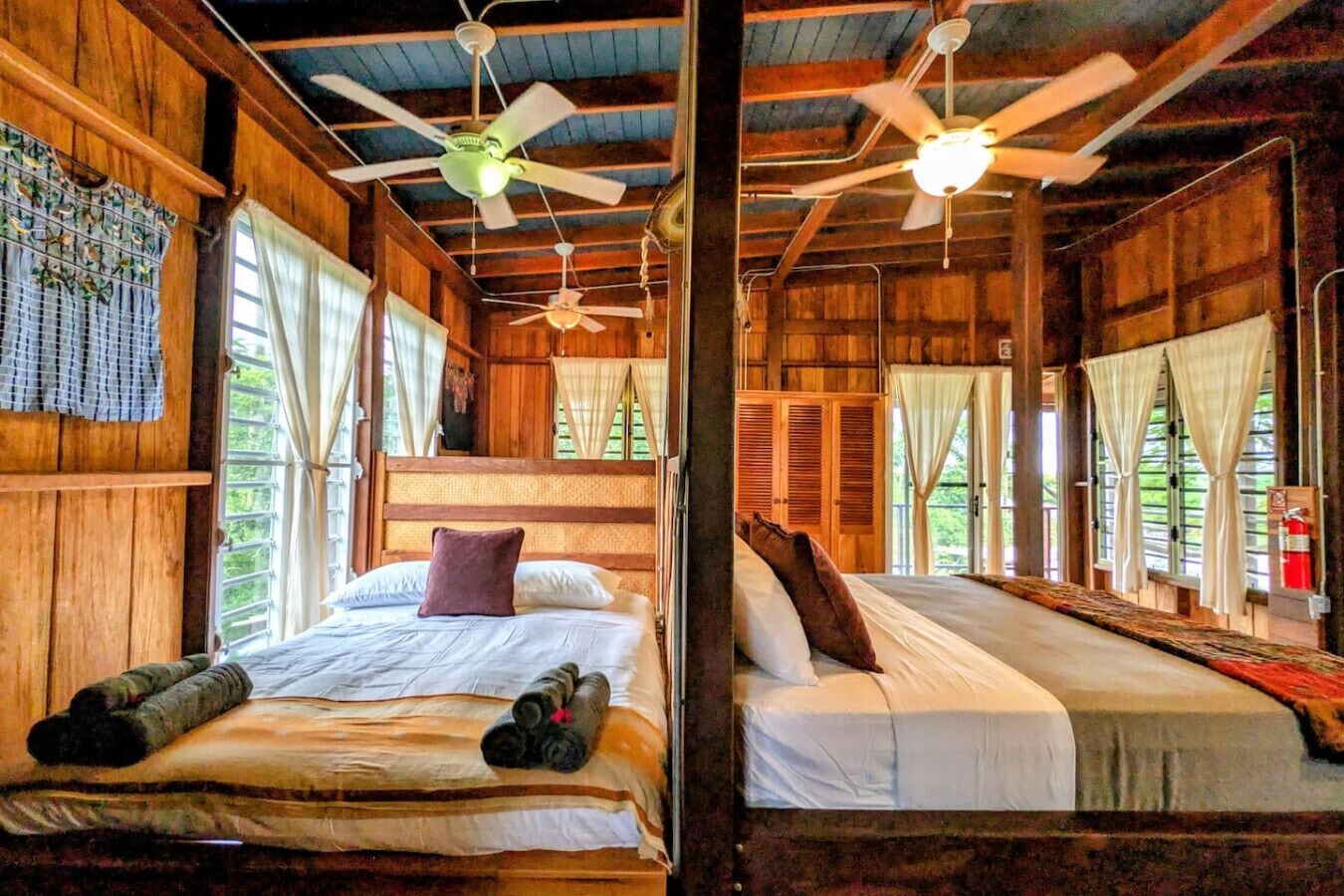 2 habitaciones, escritorio y tabla de planchar con plancha 