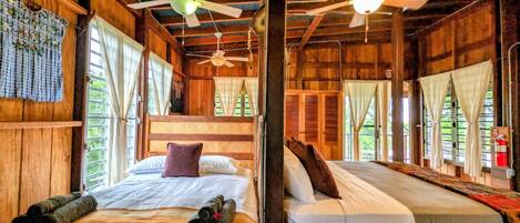 2 habitaciones, escritorio y tabla de planchar con plancha