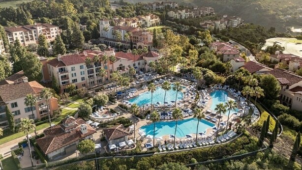 A resort with multiple swimming pools, palm trees, and a mountainous backdrop. - HUGE DISCOUNT: 2-bedroom 2-bath Marriott Villa in gorgeous Newport Beach (Newport Beach)