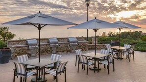 Outdoor dining - HUGE DISCOUNT: 2-bedroom 2-bath Marriott Villa in gorgeous Newport Beach (Newport Beach)