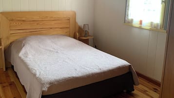 Tabla de planchar con plancha, wifi y ropa de cama