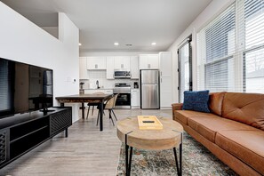 Living area - Studio Queen Bed Navy (Noblesville)