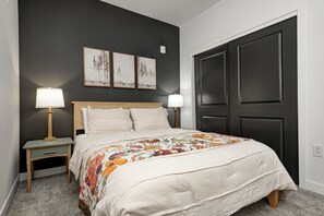 1 bedroom, free WiFi, bed sheets - Studio Queen Bed Navy (Noblesville)