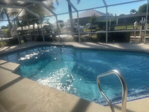 Outdoor pool - Delightful 3-bedroom house with AC and pool/ and cage in Cape Coral (Cape Coral)