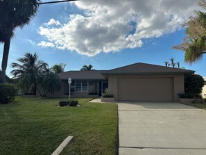 Exterior - Delightful 3-bedroom house with AC and pool/ and cage in Cape Coral (Cape Coral)