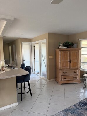 Dining - Delightful 3-bedroom house with AC and pool/ and cage in Cape Coral (Cape Coral)