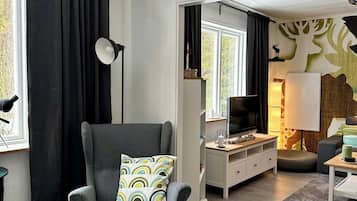 Smart-tv, eldstad och böcker