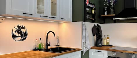 Kjøleskap, mikrobølgeovn, ovn og kokeplater