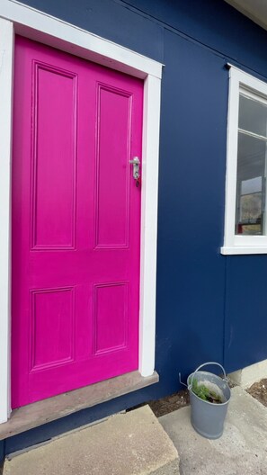 Exterior detail - Cute cabin in the heart of Toko Mouth- best kept secret in South Otago (Toko Mouth)