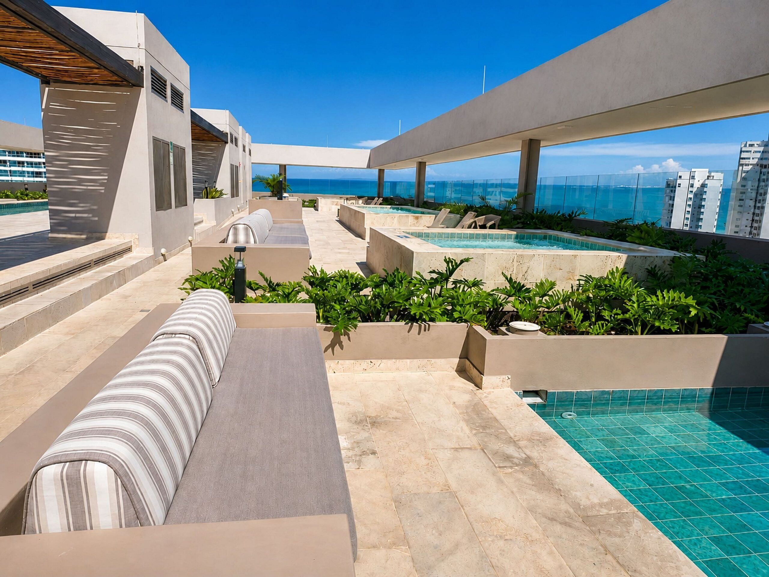 Una piscina al aire libre