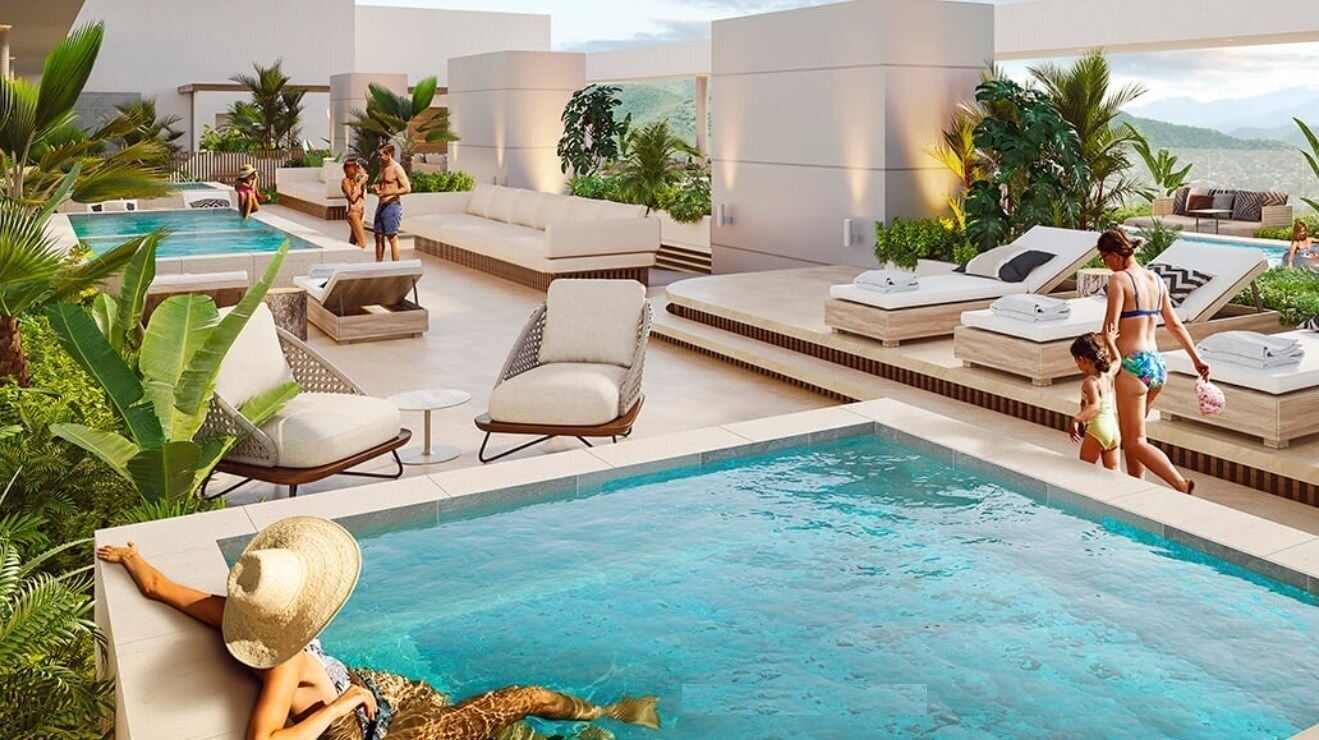 Una piscina al aire libre