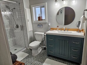 Suihku, hiustenkuivaaja, pyyhkeet, saippua