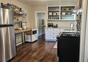 Microwave, oven, stovetop - Private Ranch House, Highland Cattle, Horses & Peaceful Views - a soul refresher (Myrtle Creek)