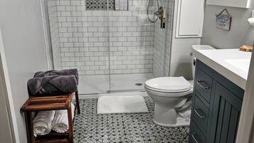 Regadera, secadora de cabello, toallas, jabón