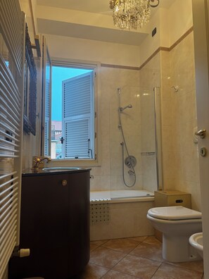 Shower, hair dryer, bidet, towels - Palm House apartment in elegant, central setting, a few steps from the sea. (Bordighera)