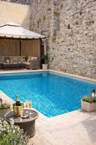 Exclusive in Visby with pool, ring wall & sea view