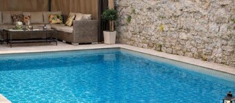 Exclusive in Visby with pool, ring wall & sea view