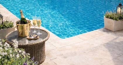 Exclusive in Visby with pool, ring wall & sea view