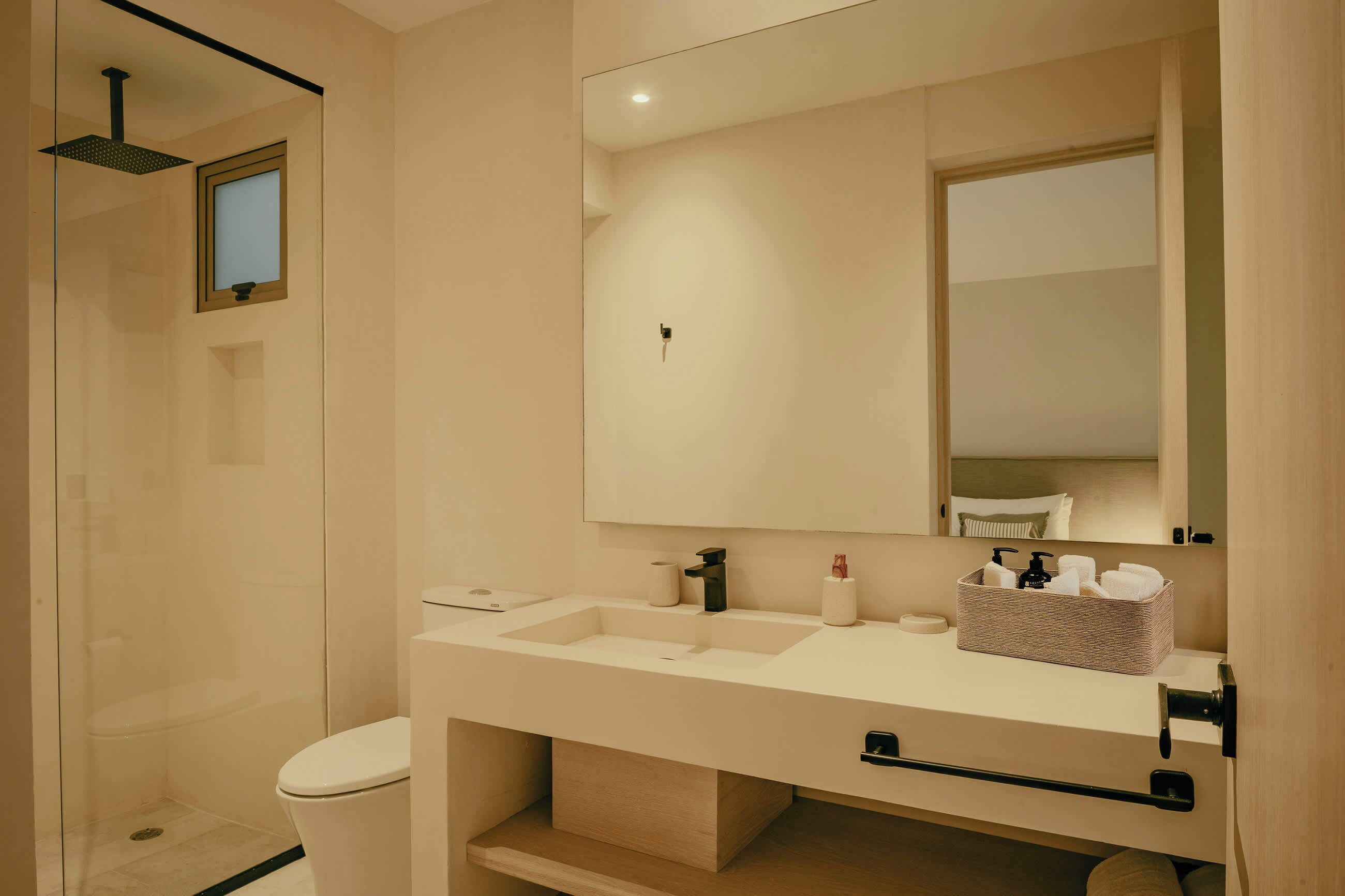 Shower, towels, shampoo