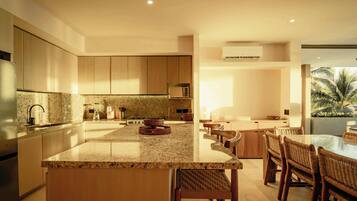 Een koelkast, een microgolfoven, een oven, een kookplaat