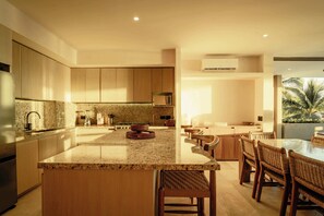 Een koelkast, een magnetron, een oven, een kookplaat