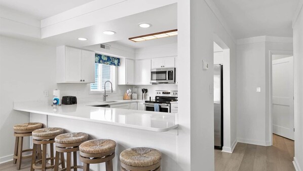 Fridge, microwave, oven, stovetop - ⭐️ENDLESS SUMMER VILLAS Gut Renovated 2026 Steps to Beach⭐️ (Ocean City)