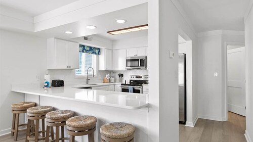 ⭐️ENDLESS SUMMER VILLAS Gut  Renovated 2026 Steps to Beach⭐️