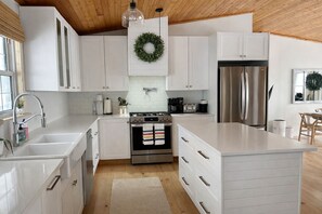 Microondas, horno, parrilla de estufa y lavavajillas