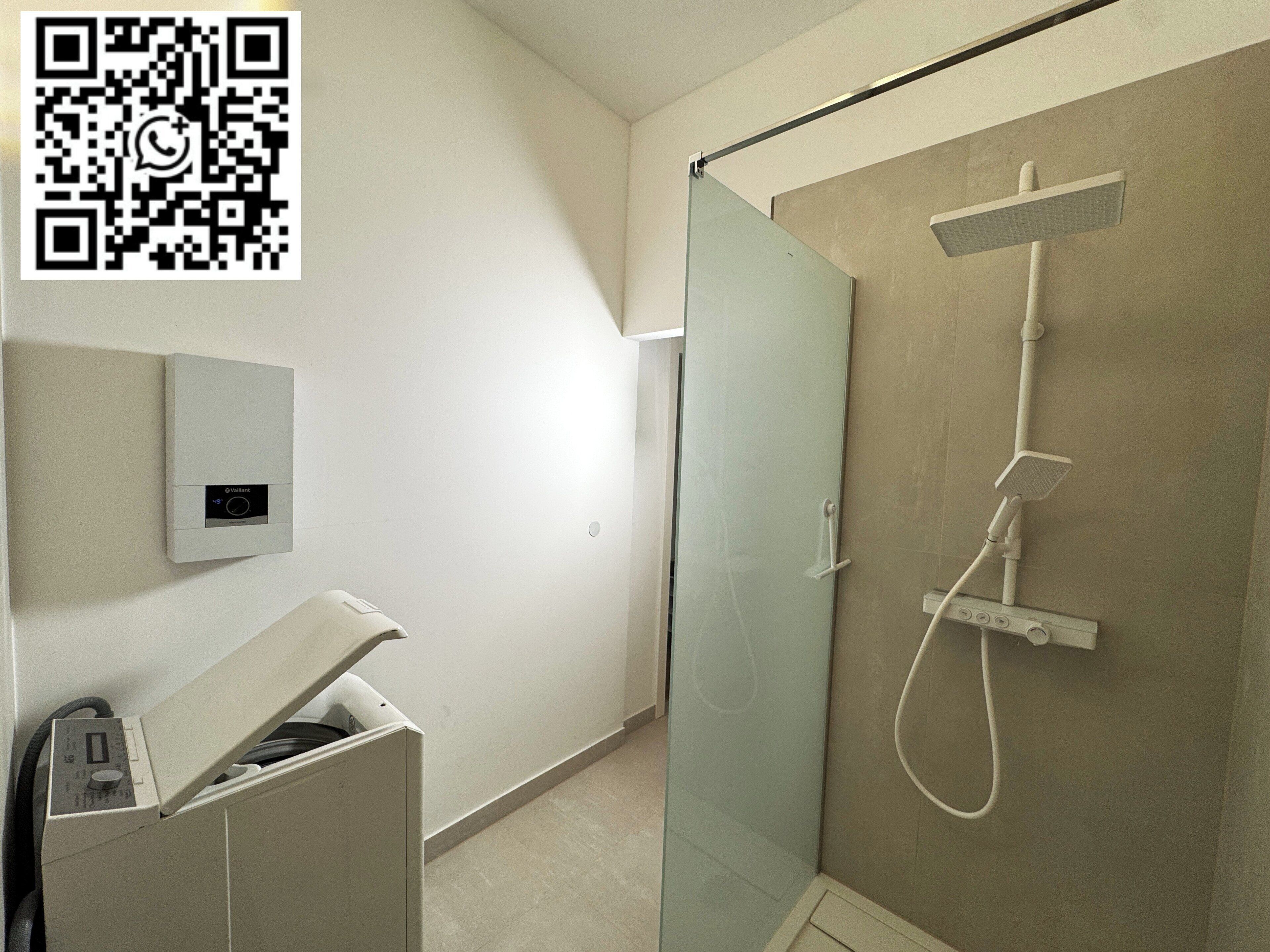 Regadera, secadora de cabello, papel de baño 