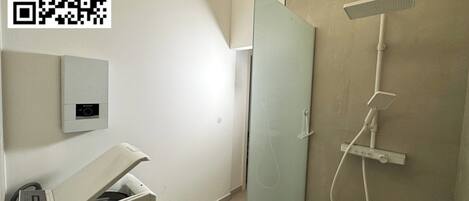 Regadera, secadora de cabello, papel de baño
