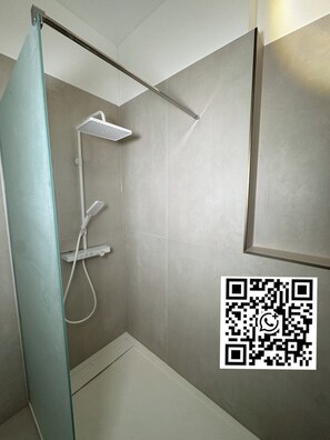 Dusche, Haartrockner, Toilettenpapier