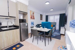 Apartment, Stadtblick | Essbereich im Zimmer