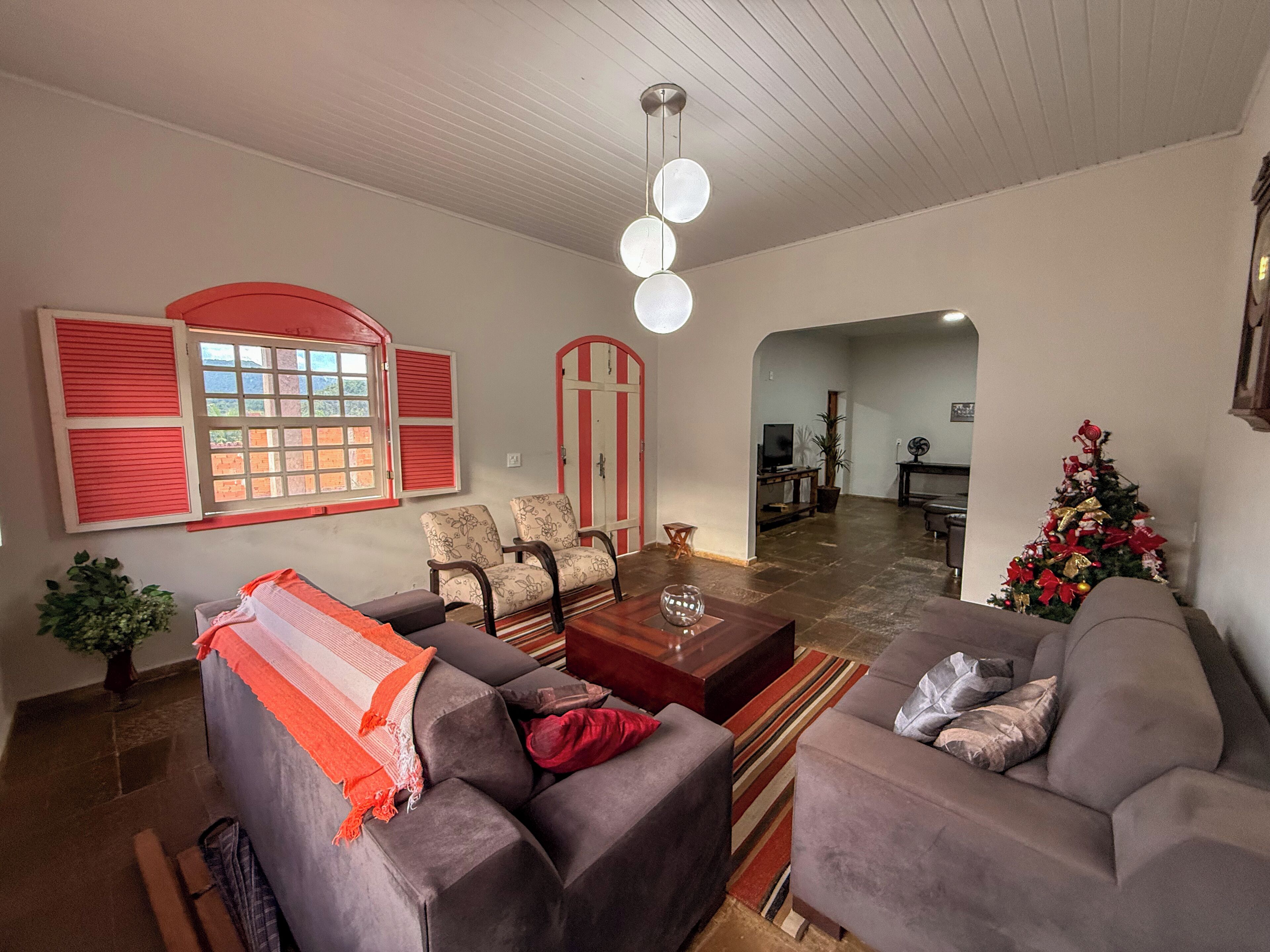 Casa conforto, 3 quartos | Sala de estar | TV de tela plana
